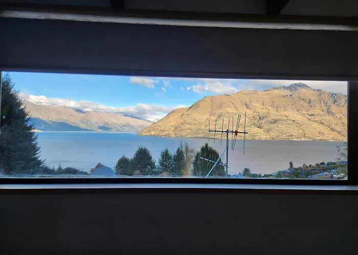 Devine Hideaway - Family Rustic Kiwi Bach - Beautiful Lake Views