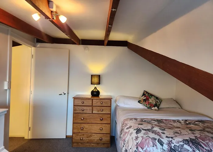 Devine Hideaway - Family Rustic Kiwi Bach - Beautiful Lake Views