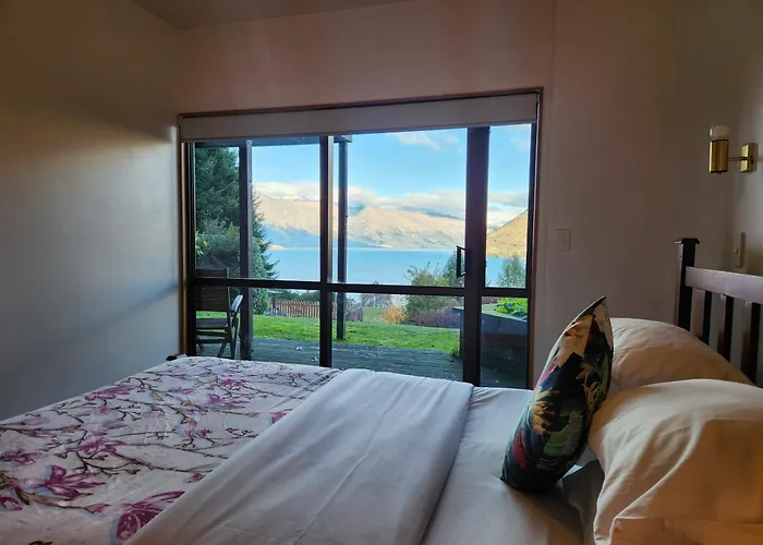 Devine Hideaway - Family Rustic Kiwi Bach - Beautiful Lake Views
