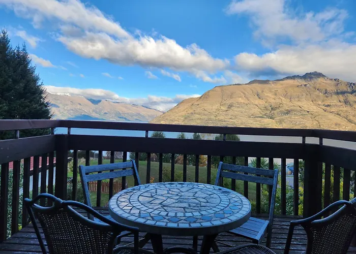 Devine Hideaway - Family Rustic Kiwi Bach - Beautiful Lake Views
