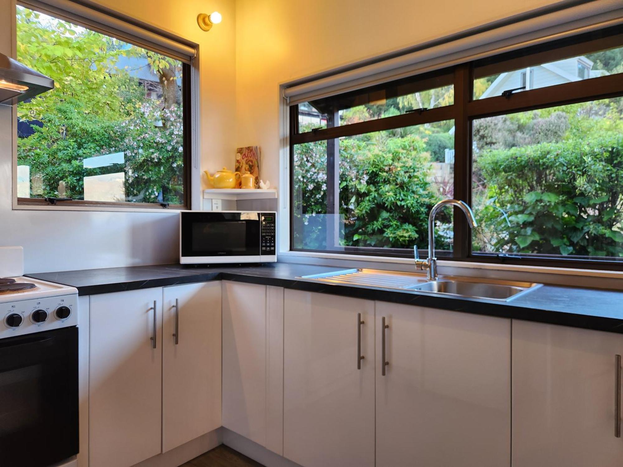 Devine Hideaway - Family Rustic Kiwi Bach - Beautiful Views Holiday home *