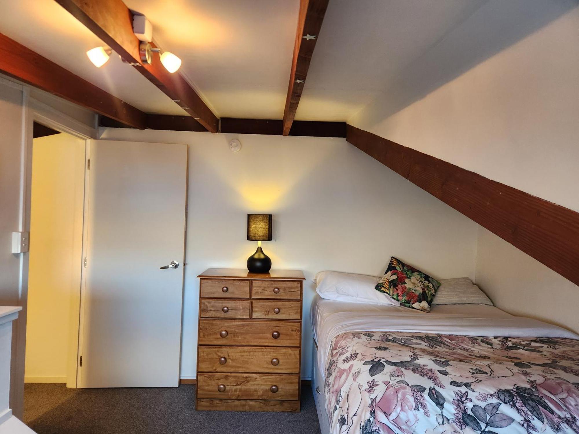 Devine Hideaway - Family Rustic Kiwi Bach - Beautiful Views Holiday home Queenstown