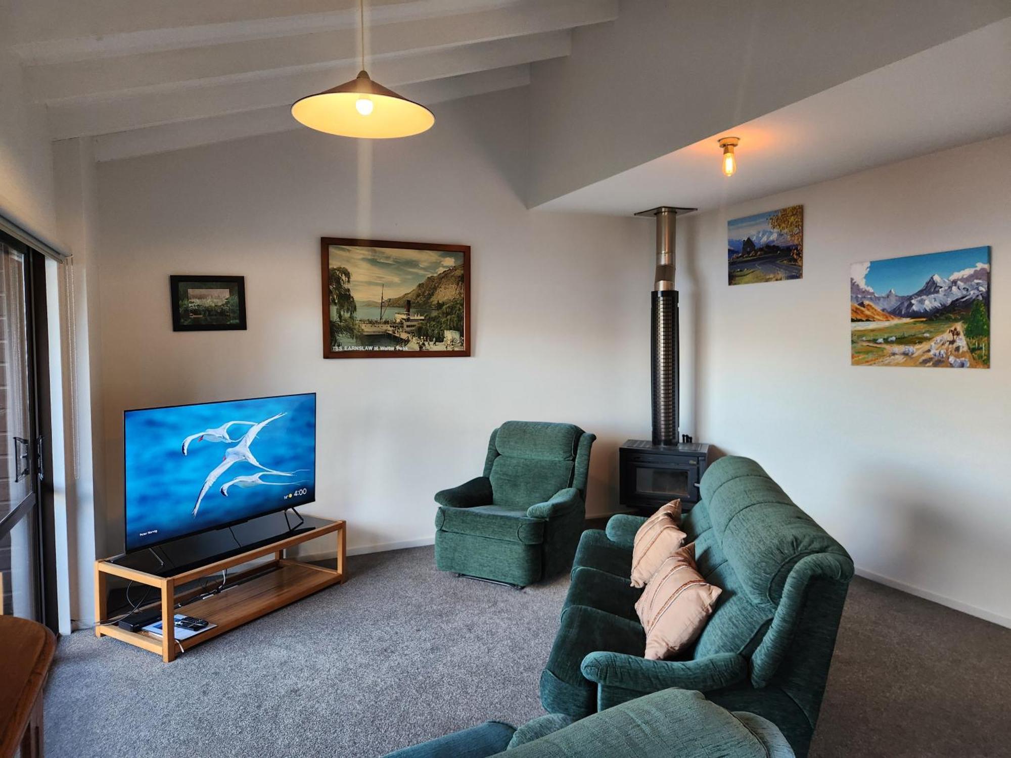 Devine Hideaway - Family Rustic Kiwi Bach - Beautiful Views *