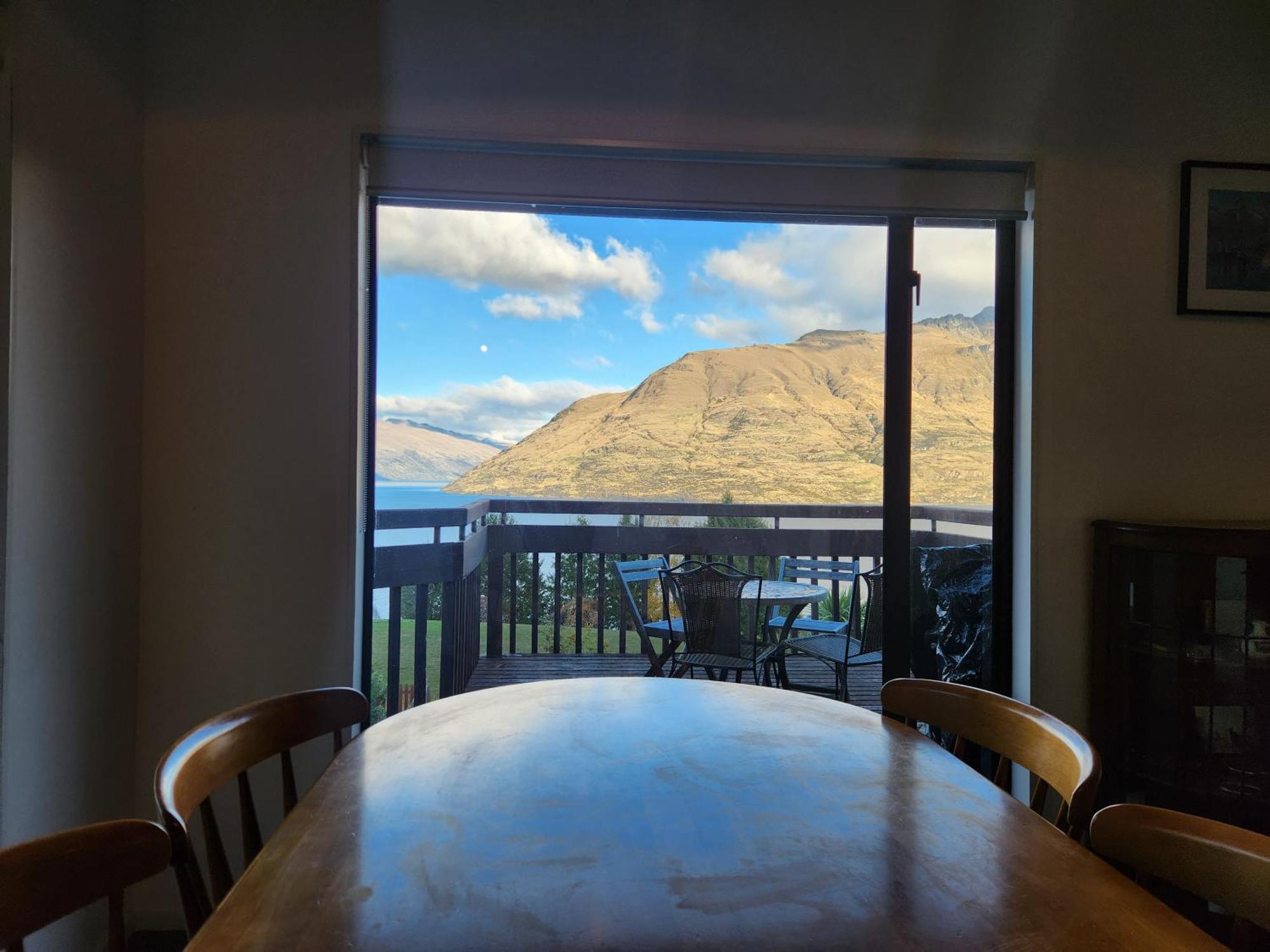Devine Hideaway - Family Rustic Kiwi Bach - Beautiful Views Queenstown