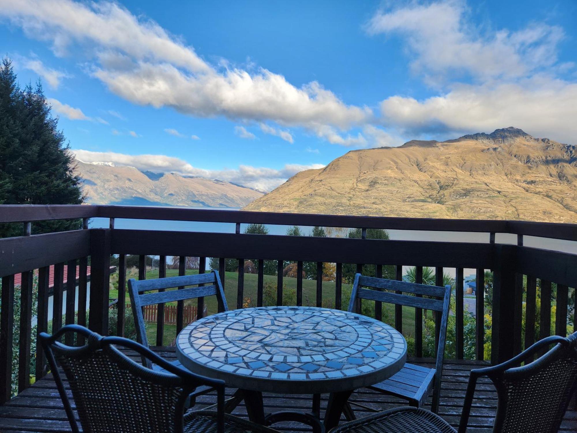Devine Hideaway - Family Rustic Kiwi Bach - Beautiful Views Holiday home Queenstown