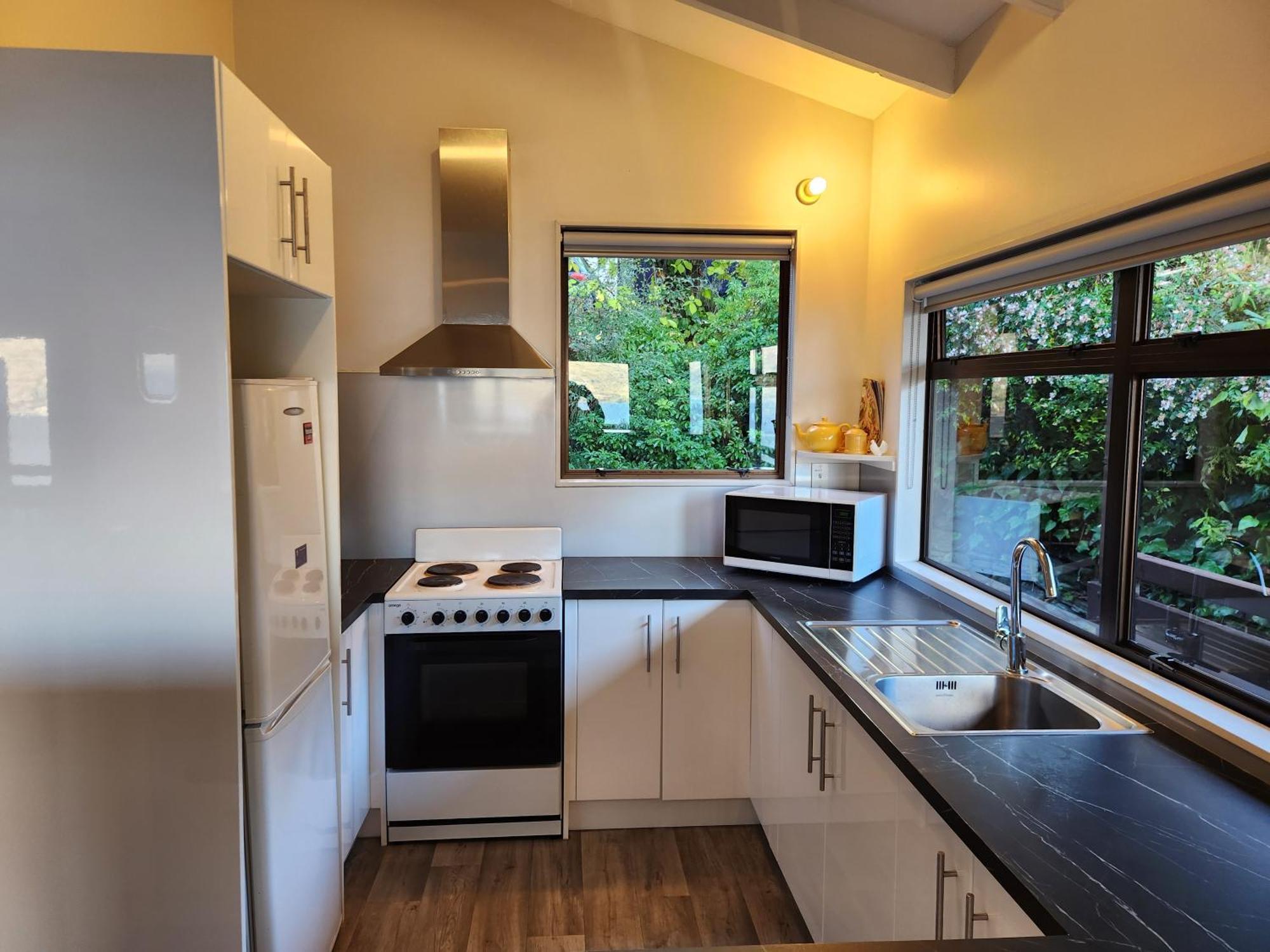 Devine Hideaway - Family Rustic Kiwi Bach - Beautiful Views