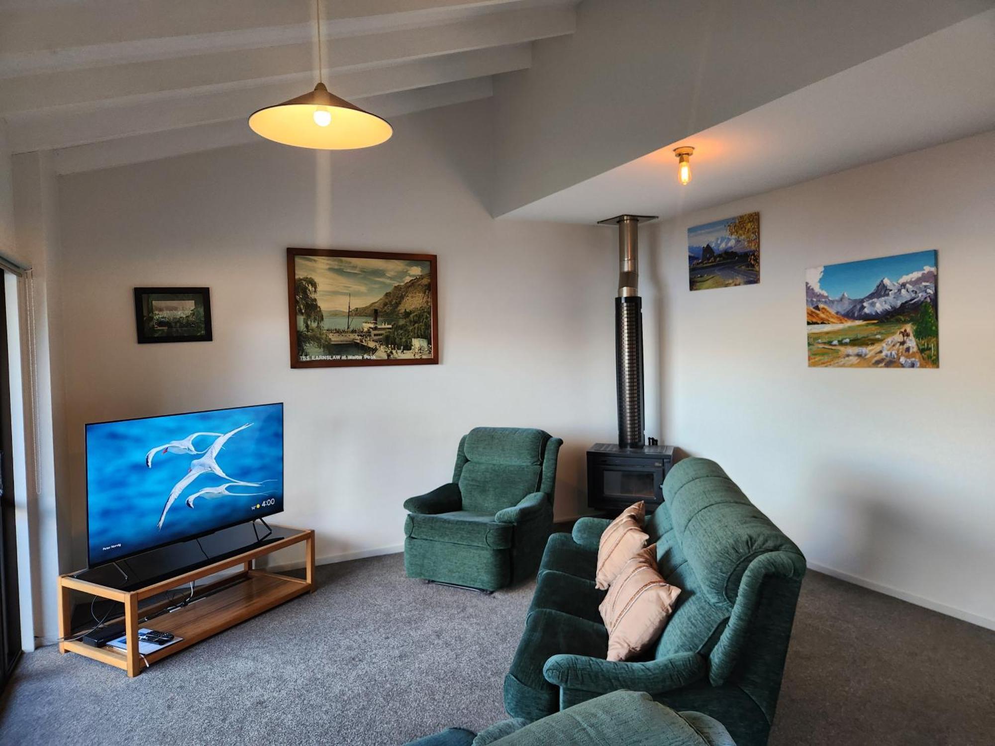 Devine Hideaway - Family Rustic Kiwi Bach - Beautiful Views Holiday home *