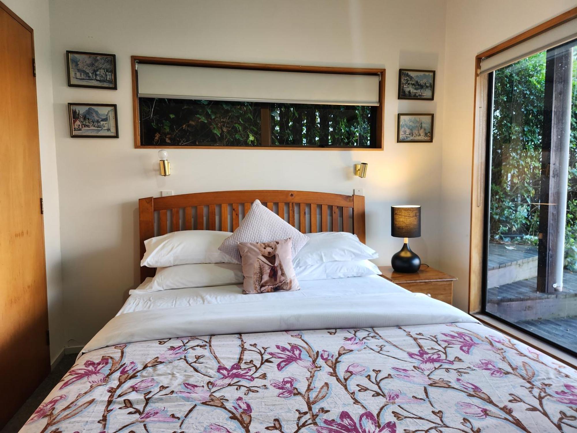 Devine Hideaway - Family Rustic Kiwi Bach - Beautiful Views Holiday home *